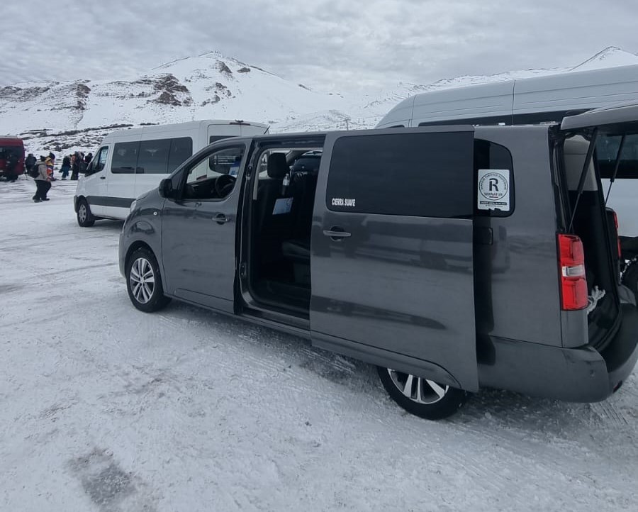 Tour privado Valle Nevado — Peugeot Traveller TransportesVIP en ruta nevada