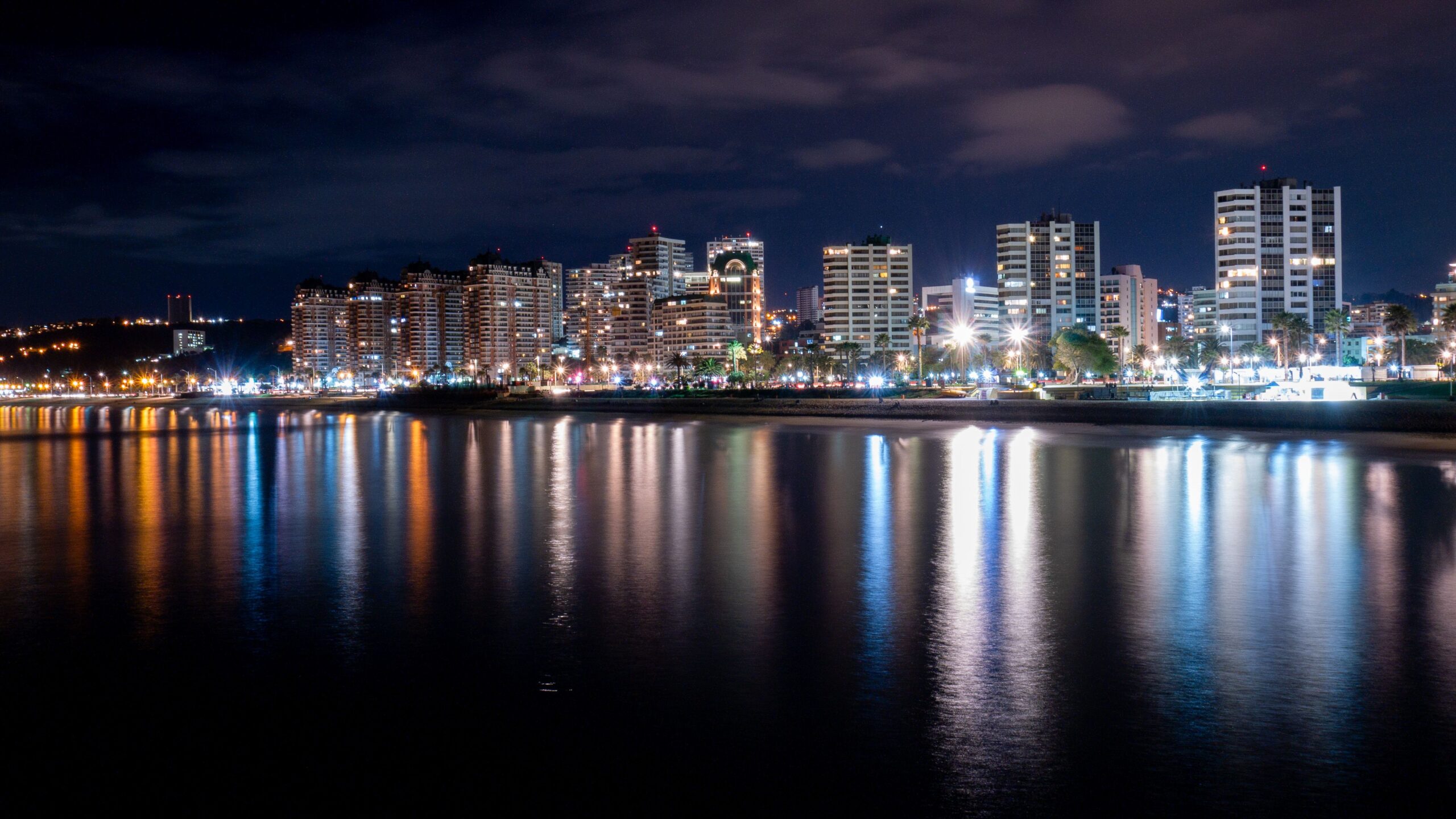 Vista nocturna del borde costero de Viña del Mar reflejada en el océano