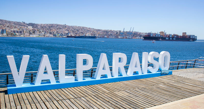 Letrero de Valparaíso frente a la bahía y el puerto